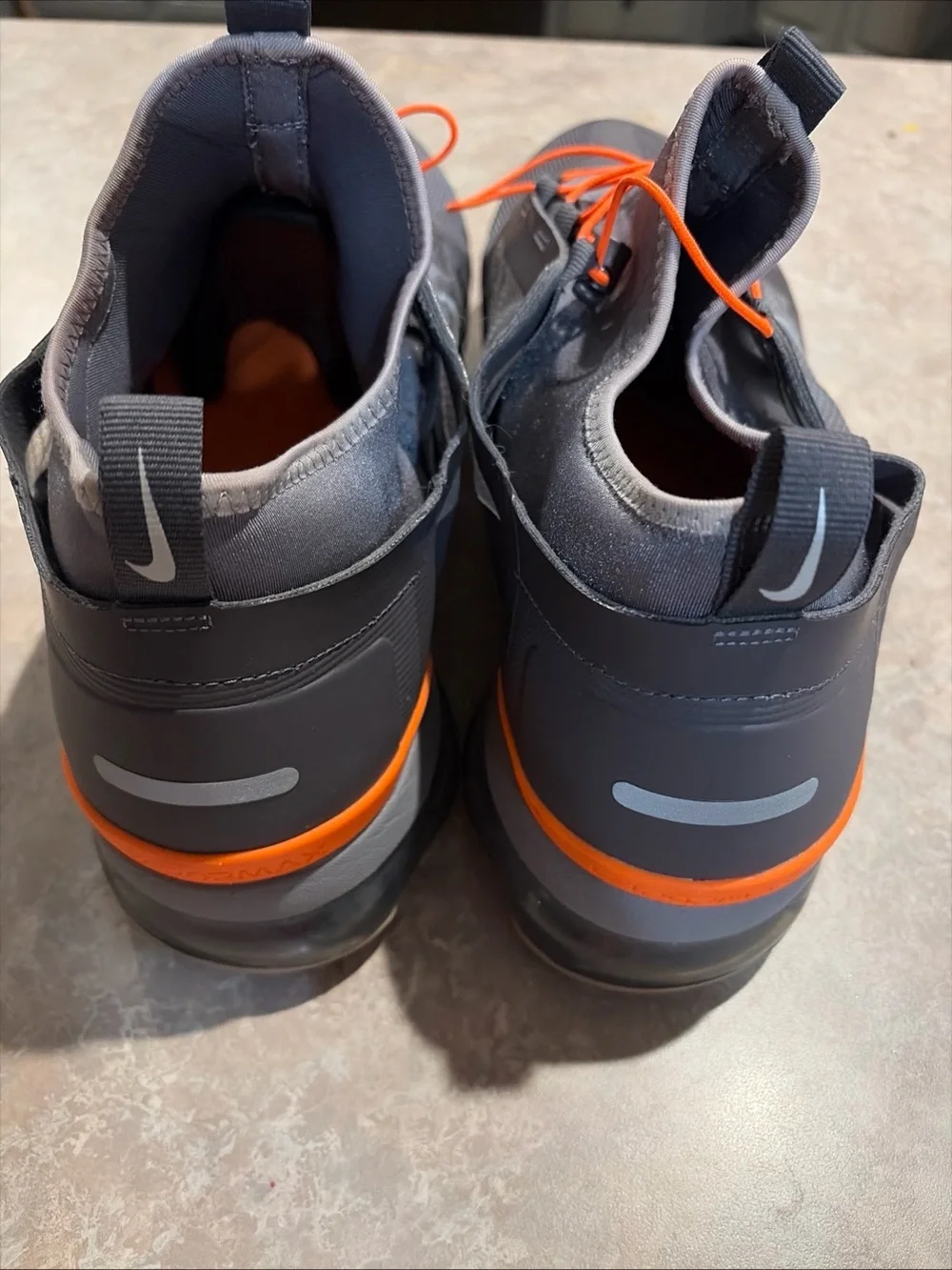 NIKE VAPORMAX PLUS SHOES UTILITY GRAY VIBRANT ORANGE MENS SIZE 15